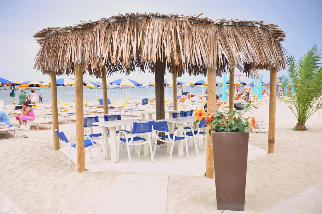 Grand Hotel Azzurra Club Lido Adriano Zewnętrze zdjęcie